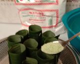 Foto langkah ke 4 dari resep Putu Bambu Daun Pisang.
