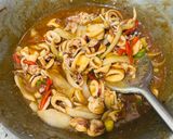 Foto langkah ke 5 dari resep Cumi Asam Manis Saus Tiram.