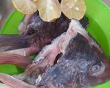 Foto langkah ke 1 dari resep Kepala Ikan Kuah Santan Bumbu Iris.