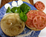 Foto del paso 1 de la receta: Hamburguesa de buey con cebolla caramelizada, queso de cabra y hojas de espinaca🍔🍃🐐