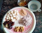 A picture of step 2 of Ragi flour and makhana smoothie.