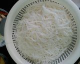 Foto langkah ke 2 dari resep Bihun goreng asam manis.