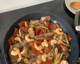 Foto del paso 1 de la receta: Pasta con setas, gambas y tomate seco