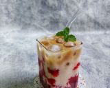 Foto langkah ke 4 dari resep Strawberry Milk Tea.