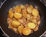 A picture of step 3 of New Potatoes and Pork Belly Simmered with Gochujang.