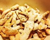 A picture of step 2 of Drunken Noodles (Chicken Pad Kee Mao).