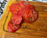 Une image de l'étape 9 de Salade de tomates tricolores aux oignons nouveaux et fromage frais.