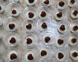 Foto langkah ke 6 dari resep Puding Cup Cokelat dan Leci.