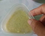 Foto langkah ke 2 dari resep Onigiri Nasi Kuning Isi Telur & Abon ✅.