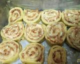 Foto langkah ke 3 dari resep Pizza Tuna Roll.