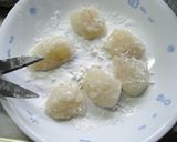 A picture of step 3 of Homemade Strawberry Daifuku.