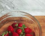 Foto langkah ke 1 dari resep Ichigo Sando a.k.a Strawberry Sandwich.