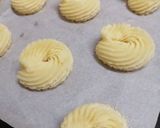 Gambar langkah 3 resipi Butter Cookies 3 Bahan.