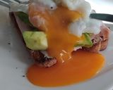 Foto del paso 2 de la receta: Tostada con palta y huevo poché