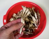 A picture of step 2 of No-Fail Mixed Maitake Mushroom Rice.