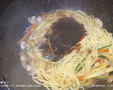 Foto del paso 3 de la receta: Noodles japoneses con verduras y huevo