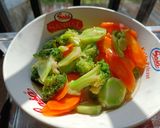 Foto langkah ke 4 dari resep Tumis brokoli wortel.