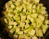Une image de l'étape 1 de Omelette aux courgettes et tomates.