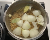Foto del paso 2 de la receta: Garbanzos con níscalos y panceta