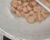 Foto langkah ke 2 dari resep Tumis Kecap Sosis Bakso.