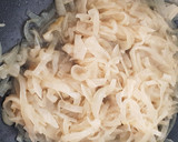 Foto del paso 2 de la receta: Coca de cebolla y sobrassada