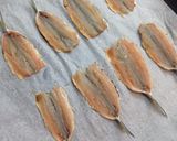 Foto del passaggio 2 della ricetta Sarde a beccafico con cipolle in agrodolce