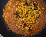 Spagetti kukoricàval, zöld olívabogyóval, fekete olívabogyòval reszelt sajttal 🍜🍜🍜 recept fázis 4 fotója