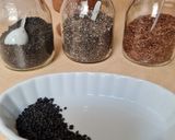 Foto del paso 1 de la receta: Galletas crackers de arroz negro y semillas 🖤