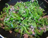 A picture of step 3 of Green Pepper & Ground Meat Rice Topping.