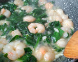 Foto del paso 3 de la receta: Tortilla/revuelto de espinacas y gambas
