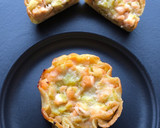 Foto del passaggio 6 della ricetta Cestini di crespella ripieni di porri salmone e robiola al profumo di timo