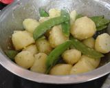 A picture of step 7 of My New Potatoes in Garlic Parsley Butter with Pea Pods 😙.