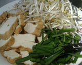 A picture of step 4 of Pad Thai (Thai Stir-Fried Noodles).