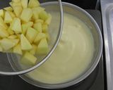 A picture of step 5 of Easy Apple Cake.