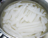 A picture of step 2 of Chinese-Style Jellyfish-Like Frozen Konyaku and Cucumber Salad.