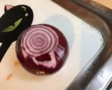 Une image de l'étape 2 de Salade de tomates à l oignon rouge et mozzarella di buffala.