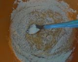 Foto langkah ke 2 dari resep Bolu Karamel 2 Telur.