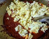 Gambar langkah 4 resipi Sambal tumis telur dadar hancur.