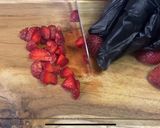 Foto langkah ke 1 dari resep Korean Strawberry Milk.