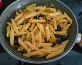 Foto del passaggio 2 della ricetta Penne con pancetta,olive nere e piselli❤️