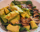 Foto del paso 2 de la receta: Ensalada de espinacas con champiñones y aguacate