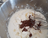 Foto del paso 3 de la receta: Tarta de nata con borde de chocolate