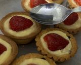 Foto langkah ke 8 dari resep Strawberry Mini Pie 🍓.