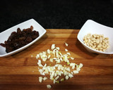 Foto del paso 1 de la receta: Espinaca fresca con lluvia de piñones y uvas pasas