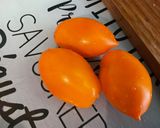 Une image de l'étape 1 de Salade de tomates bicolores à l’oignon rouge et mozzarella.