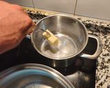 Foto del paso 2 de la receta Tortilla de brócoli con sobre mesa de tomate