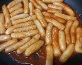 Hình bước làm 8 của món Bánh gạo cay Hàn Quốc tỉ lệ dễ nhớ