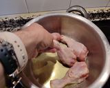 Foto del paso 2 de la receta: Guisado de muslitos de pollo con patatas