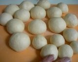 A picture of step 7 of Yogurt Leavened Snowy White Petit Cream-Filled Rolls.
