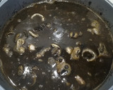 Foto del paso 3 de la receta: Arroz negro con pescado y champiñones